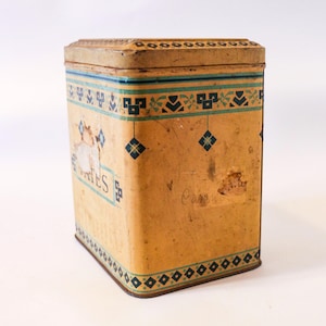 Scatola di latta vintage &quot;TATES&quot; gialla, blu e verde | Contenitore in metallo patinato anni &#39;30 e &#39;40 | Contenitori retrò | Decorazione da cucina di metà secolo, da collezione