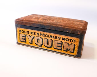 Vintage Yellow Tin Box France 1930s–50s – Rare EYQUEM Spark Plug Motorcycle Garage, Midcentury Auto Decor, Rusty Industrial Collector Piece