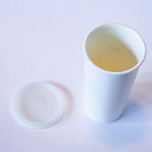 Original vintage Tupperware from the 70s 80s - Drinking mug with lid, light gray / white beaker tumbler - Kitchen storage with design style!