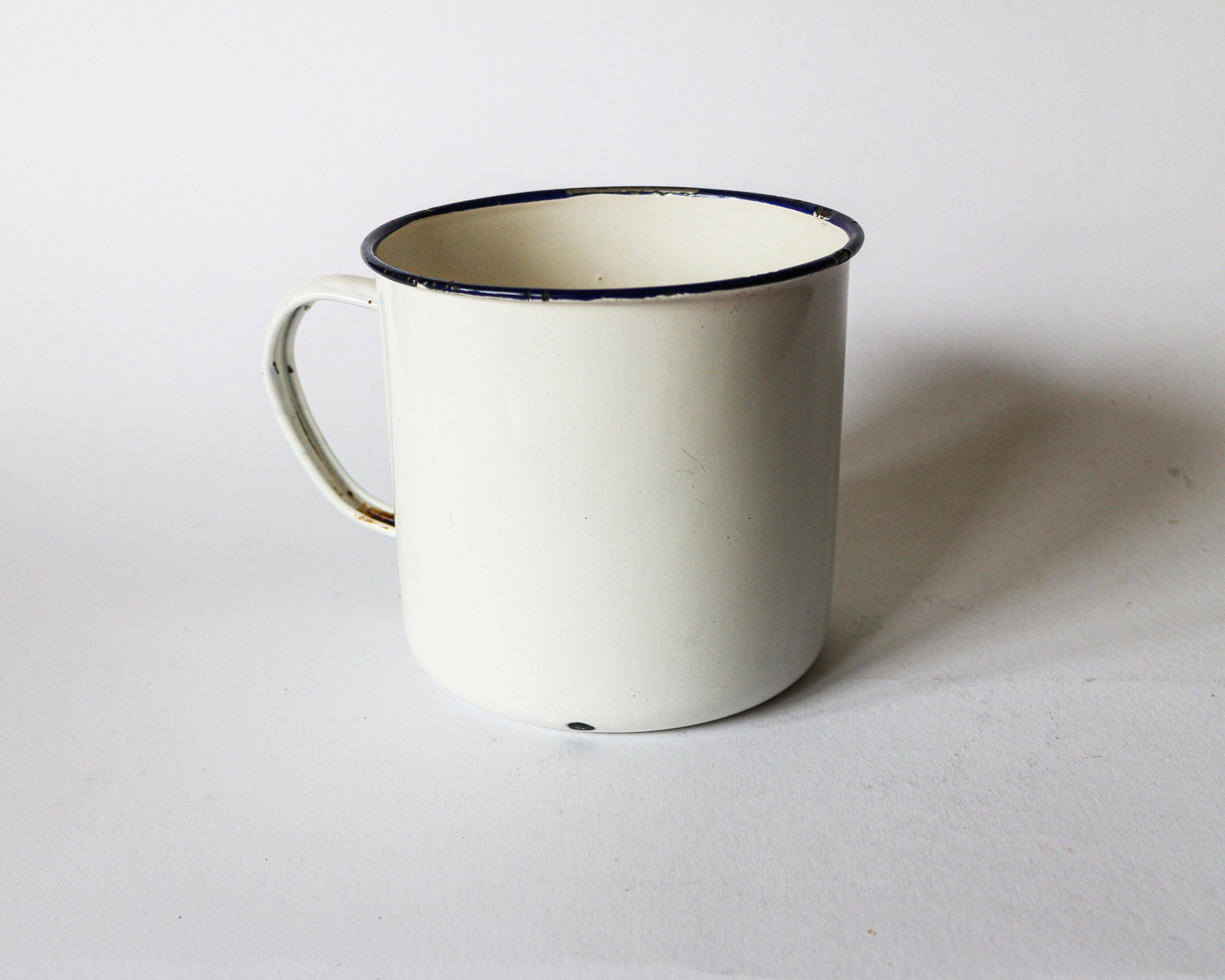 Small enamel jug - white with blue rim - Vintage kitchen accessoire