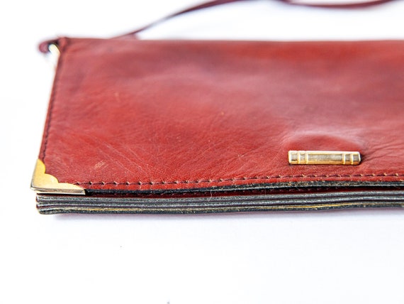 Vintage brown red leather handbag - 70s 80s clutch design style with brass details, strap, compartments - Small hand bag reddish dark color