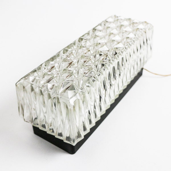 Vintage des années 70 icecube impressionnante lampe - pied en plastique et abat-jour en verre en forme d’une structure de cristal brut