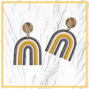 Senfgelbe Bogen-Ohrringe - Grau-Weiße Polymer-Ton Statement-Schmuck, Retro moderne leichte Ohrhänger, handgemachtes Geschenk für sie