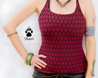 Könnte beinhalten: Ein rotes Tanktop mit einem schwarzen Wabenmuster. Das Tanktop hat einen runden Ausschnitt und dünne Träger. Das Model trägt einen schwarzen Lederrock mit einem goldenen Kettengürtel und einer goldenen Schlangenhalskette.