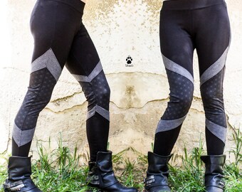 Könnte beinhalten: Schwarze Leggings mit einem geometrischen Muster in Grau und Schwarz. Die Leggings werden von einer Person mit schwarzen Stiefeln getragen.