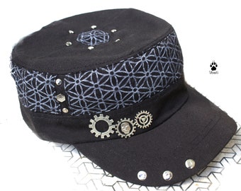 Könnte beinhalten: Schwarze Militärkappe aus Canvas mit silbernem geometrischem Muster und silbernen Zahnrädern und Totenkopf-Akzenten.