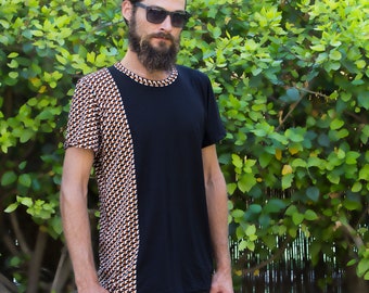 Könnte beinhalten: Ein schwarzes T-Shirt mit einem geometrischen Muster auf der linken Seite. Das Shirt hat einen Rundhalsausschnitt und kurze Ärmel.