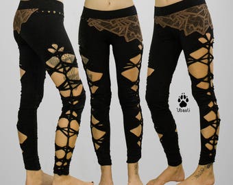 Könnte beinhalten: Schwarze Leggings mit braun gemustertem Bund und Cut-Out-Details. Die Leggings haben ein einzigartiges Design mit gekreuzten Bindungen an den Beinen. Das Bild zeigt drei Ansichten der Leggings.