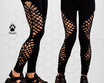 Könnte beinhalten: Schwarze Leggings mit geometrischem Cut-Out-Design. Die Leggings werden an einem Model gezeigt, das schwarze Plateausandalen trägt.