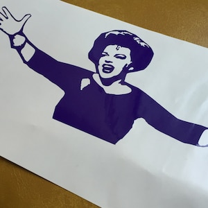 Judy Garland, ícone e lenda, cantando de braços abertos