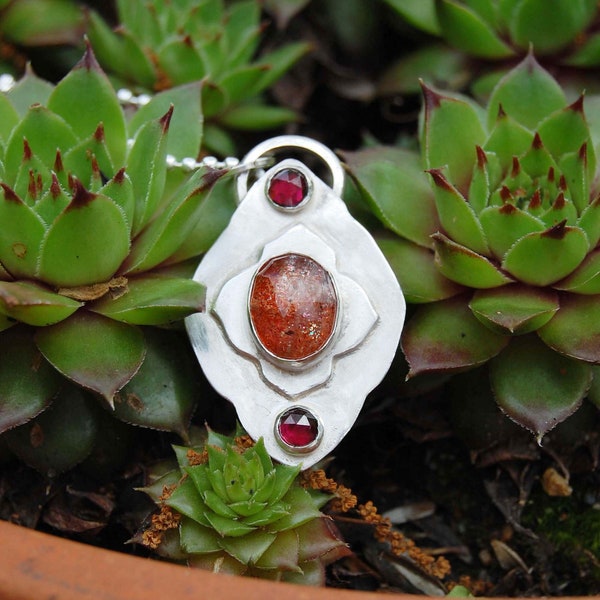 Collier en forme d’arabesque d’argent sterling avec sunstone et grenats