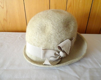 Vintage ladies hat, 1950s rolled brim wool Cloche, in original Simpsons Canada box like new