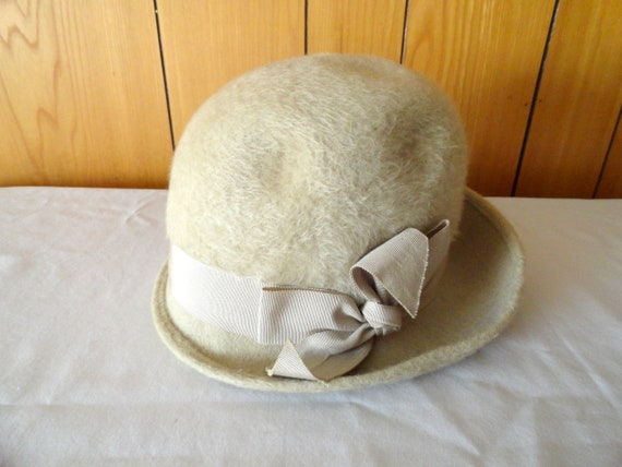 Vintage ladies hat, 1950s rolled brim wool Cloche… - image 1