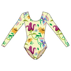 Puede incluir: Un maillot de manga larga con un estampado floral. El maillot presenta un fondo amarillo claro con un patr&oacute;n repetido de flores moradas, amarillas y azules, con vides y hojas verdes. Tiene un cuello redondo y est&aacute; dise&ntilde;ado para danza o gimnasia.
