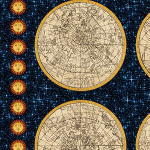 Pode incluir: Um fundo azul com um padrão repetitivo de mapas celestes dourados e sóis vermelhos com raios dourados. Os mapas são detalhados e mostram as constelações.
