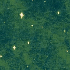 Pode incluir: Imagem criada digitalmente com um fundo verde escuro texturizado. Várias formas brilhantes em forma de estrela, em um verde mais claro, estão espalhadas pela superfície, evocando um tema celestial ou cósmico.