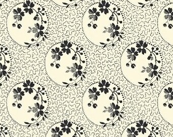 Op de afbeelding: Een naadloos patroon met zwarte bloemtakken en kleine stippen op een crèmekleurige achtergrond. De bloemtakken zijn in een cirkelvormig patroon gerangschikt, wat een delicaat en elegant ontwerp creëert.