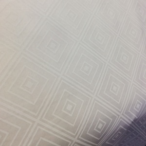 Robert Kaufman Metro Living Diamonds Nieve - SRK 15802-87 Blanco Nieve - Blanco sobre Licuadora Blanca - 100% Algodón Premium