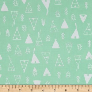 Puede incluir: Una tela verde menta con un patrón blanco repetido de tipis y árboles. La tela es perfecta para proyectos de manualidades como colchas, almohadas y bolsas de mano.