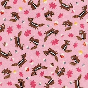 Skogsdjur - C3669 Rosa - Halv Yard - Let's Get Nutty av Timeless Treasures - Rosa Jordekorrar - Ekollon Nötter - 100% Bomull - FÖRTVÄTTAD