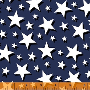 Pode incluir: Tecido azul marinho com um padrão repetido de estrelas brancas de vários tamanhos. As estrelas têm um ligeiro efeito de sombra, criando uma aparência 3D. Adequado para vários projetos de artesanato. Medidas em centímetros.