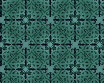 Puede incluir: Un patrón sin costuras de intrincados diseños florales superpuestos de color verde azulado. El patrón es simétrico y crea una sensación de profundidad y textura.