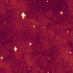 Pode incluir: Close-up de um tecido bordô com aparência texturizada. Pequenos detalhes brilhantes em forma de estrela, em um tom mais claro, estão espalhados pela superfície, criando um padrão celestial. O tecido tem um aspecto ligeiramente envelhecido.