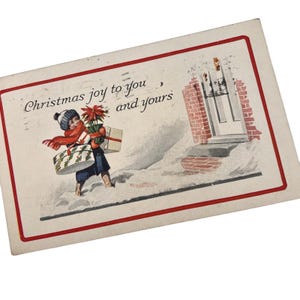 Antieke kerstkaart Kind draagt cadeaus Pakketten sneeuw reliëf 1921