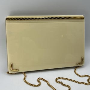 Cartera de mano vintage Meyers de lucita color crema marfil con cadena dorada de 23 cm, década de 1970