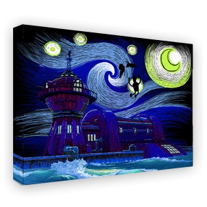 Puede incluir: Una pintura digital de un edificio rojo y azul con una c&uacute;pula en la parte superior, sobre un fondo de cielo nocturno estrellado azul y amarillo que gira. El edificio est&aacute; sobre una masa de agua con olas. La pintura est&aacute; en el estilo de "La noche estrellada" de Vincent van Gogh.