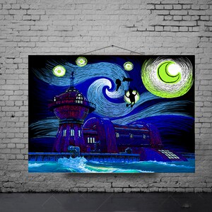 Puede incluir: Una pintura digital al estilo de La Noche Estrellada de Vincent van Gogh, que presenta un cielo nocturno azul y morado con una luna amarilla y estrellas. Un edificio azul oscuro con una torre roja est&aacute; en primer plano, con un mar azul oscuro en la parte inferior de la imagen.