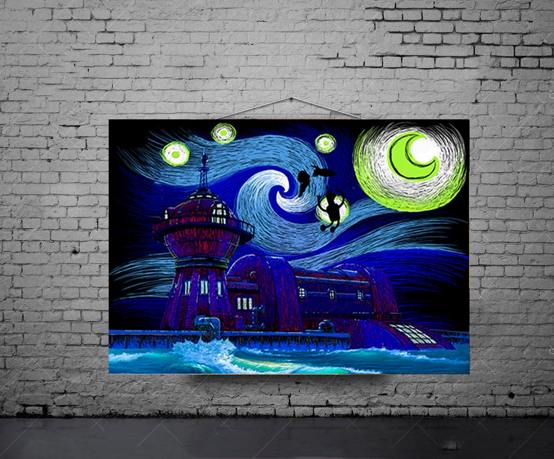 Puede incluir: Una pintura digital al estilo de La Noche Estrellada de Vincent van Gogh, que presenta un cielo nocturno azul y morado con una luna amarilla y estrellas. Un edificio azul oscuro con una torre roja est&aacute; en primer plano, con un mar azul oscuro en la parte inferior de la imagen.