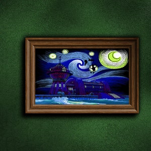 Puede incluir: Una pintura enmarcada de un faro con un cielo azul en espiral y estrellas amarillas. El faro es rojo y blanco con un techo negro. Hay una luna creciente en la esquina superior derecha de la pintura.