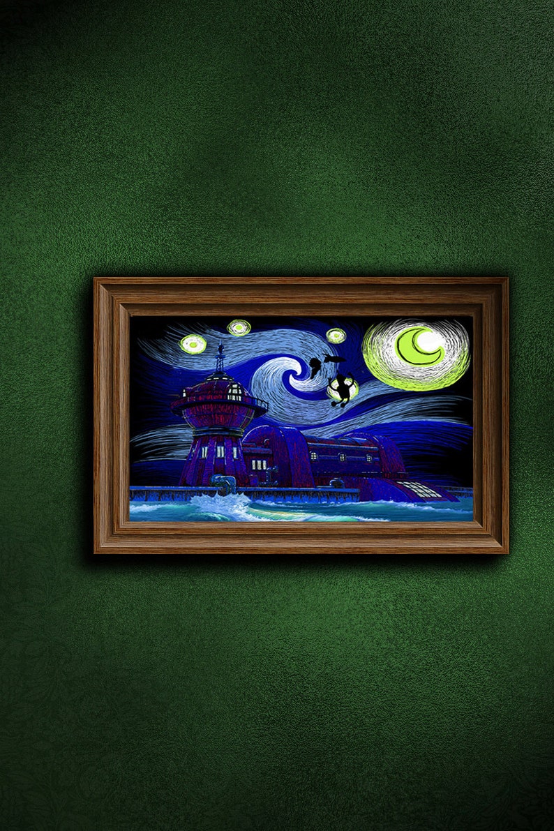 Puede incluir: Una pintura enmarcada de un faro con un cielo azul en espiral y estrellas amarillas. El faro es rojo y blanco con un techo negro. Hay una luna creciente en la esquina superior derecha de la pintura.