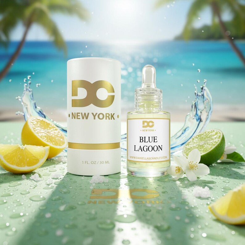 Puede incluir: Una caja cil&iacute;ndrica blanca y un peque&ntilde;o frasco de vidrio con cuentagotas. La caja tiene letras doradas que dicen "DC NEW YORK". La botella est&aacute; etiquetada como "Blue Lagoon". Rodajas de limones y limas est&aacute;n dispuestas alrededor de los productos.