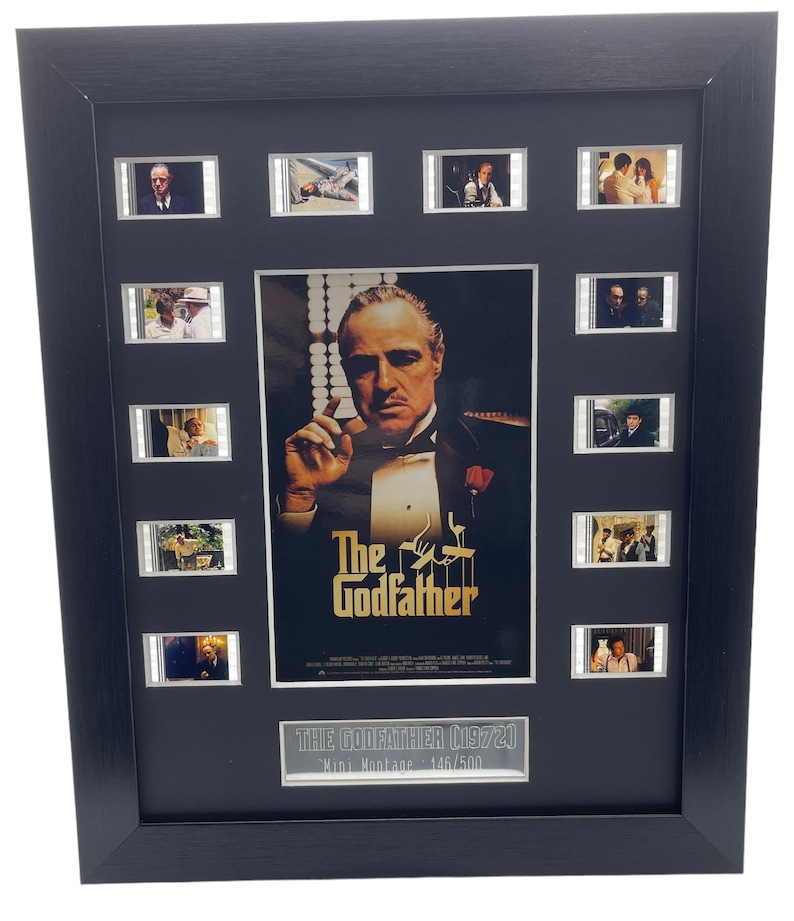 Puede incluir: Un montaje de celdas de pel&iacute;cula enmarcado de "El Padrino" (1972) con un marco negro y una placa plateada que dice "The Godfather (1972) Mini Montage 146/500".