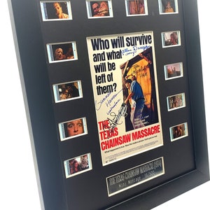 Puede incluir: Un montaje de celdas de película y un póster enmarcado de La Matanza de Texas (1974). El póster presenta a un hombre sosteniendo una motosierra con el lema "¿Quién sobrevivirá y qué quedará de ellos?" Las celdas de película muestran escenas de la película. El póster está firmado por los actores y el director.
