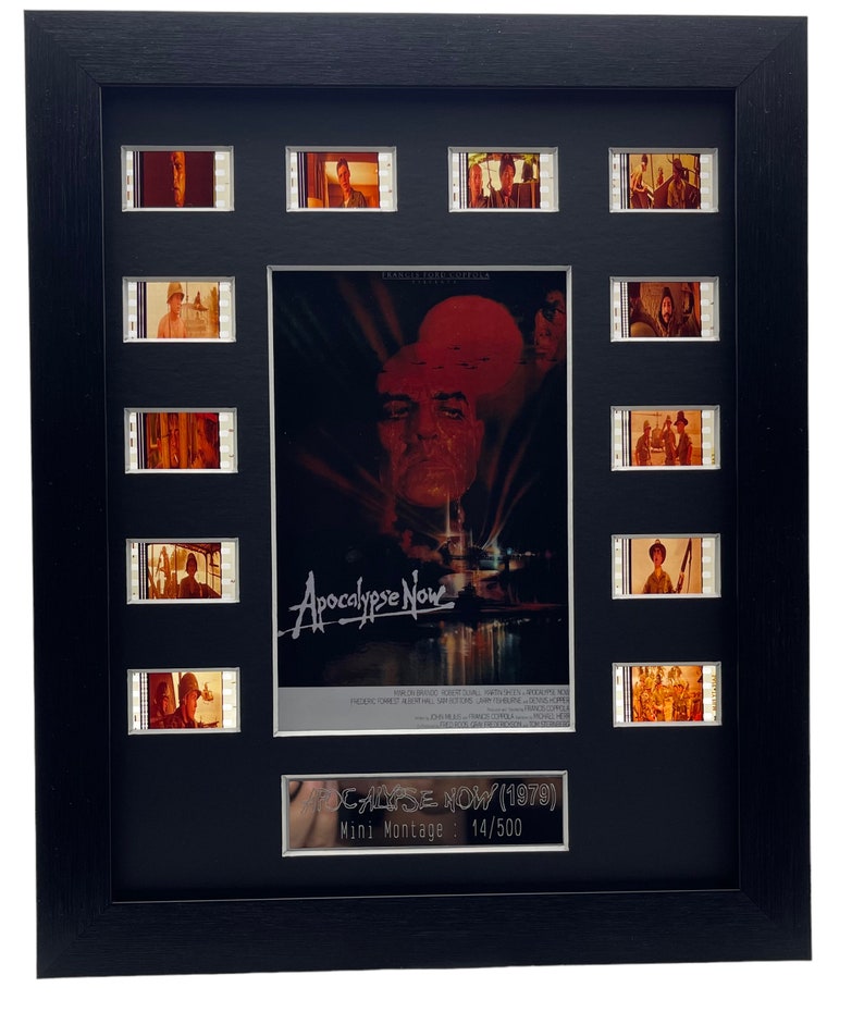 Może przedstawiać: Czarna rama z montażem filmowym z paskami filmu z filmu Apocalypse Now (1979). Montaż zawiera plakat filmu z tytułem "Apocalypse Now" oraz nazwiskami aktor&oacute;w i reżysera. Montaż jest oznaczony numerem 14/500.
