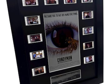 Puede incluir: Montaje enmarcado de celdas de película de la película Candyman. El marco negro rodea una imagen central del cartel de un ojo con una abeja, rodeado de celdas de película. El texto dice "WE DARE YOU TO SAY HIS NAME FIVE TIMES."