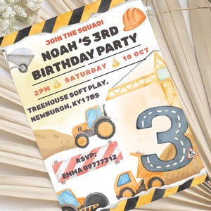 Puede incluir: Invitación de cumpleaños con temática de construcción. El diseño incluye un gran número 3, vehículos de construcción y el texto "NOAH'S 3RD BIRTHDAY PARTY". La invitación también muestra la fecha, la hora y los datos de RSVP.