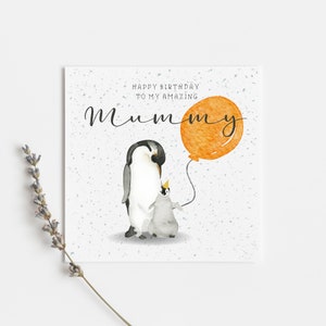Tarjeta de cumpleaños de la momia pingüino: diseño en acuarela