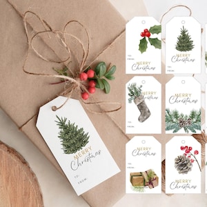 Könnte beinhalten: Eine Sammlung von neun weißen, rechteckigen Geschenkanhängern mit verschiedenen weihnachtlichen Illustrationen wie Tannenbäumen, Stechpalmenbeeren, Tannenzapfen, einem Strumpf und einem Kranz. Jeder Anhänger zeigt den goldenen Text Merry Christmas.