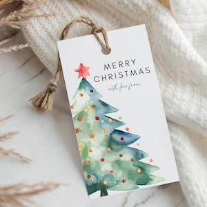 Könnte beinhalten: Ein rechteckiges weißes Geschenkanhänger-Etikett mit einer Aquarellillustration eines grünen Weihnachtsbaums, der mit kleinen roten und gelben Punkten und einem roten Stern verziert ist. Der Text lautet MERRY CHRISTMAS with love from in Schwarz.