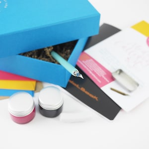 Kirsten Burkes luxe kalligrafiecadeauset voor beginners - penpunten, inkt, fantastisch lesplan