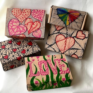 Caja de regalo pintada a mano Caja de regalo de cartón marrón con tapa Caja artesanal con decoración pintada a mano para ocasiones especiales Bodas, Fiestas, Cumpleaños