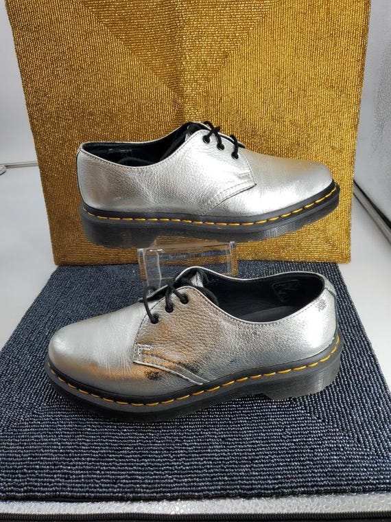 Dr. Martens Gray Leather Oxfords with Yellow Stitching Dr. Martens, the Women main image 4
