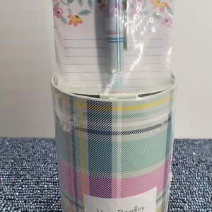 Juego de bloc de notas y portalápices Vera Bradley con diseño de cuadros pastel (NAV1)