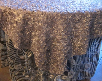 Platinum/Mauve or Ivory, Cleopatra-lace backed Table Overlay