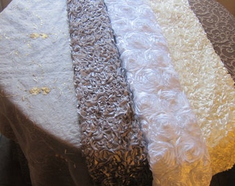 Runner da tavolo: Nastro di raso platino/malva o avorio con elegante pizzo cleopatra in paillettes avorio e oro