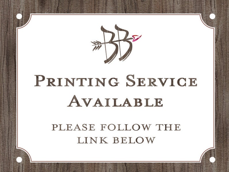 Puede incluir: Un cartel blanco con un fondo de madera marr&oacute;n. El cartel tiene un gr&aacute;fico de flecha y arco marr&oacute;n y el texto "SERVICIO DE IMPRESI&Oacute;N DISPONIBLE SIGA EL ENLACE A CONTINUACI&Oacute;N".